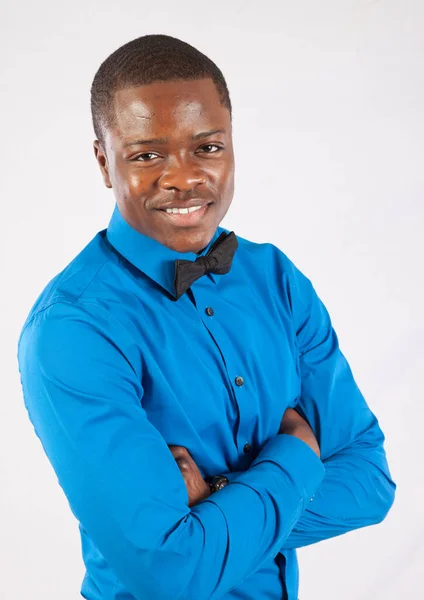 Hombre Negro Feliz Una Camisa Azul Pajarita —  Fotos de Stock