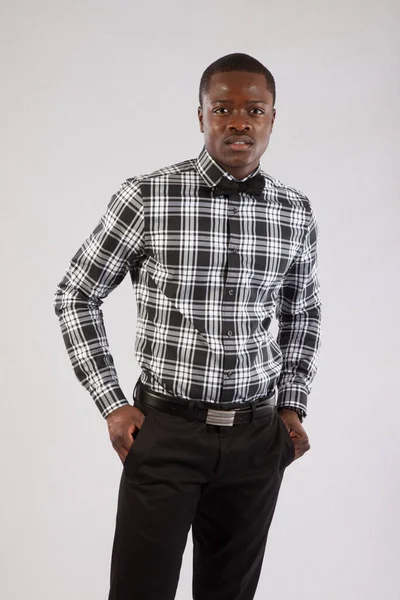 Hombre Negro Pensativo Camisa Cuadros Pajarita — Foto de Stock