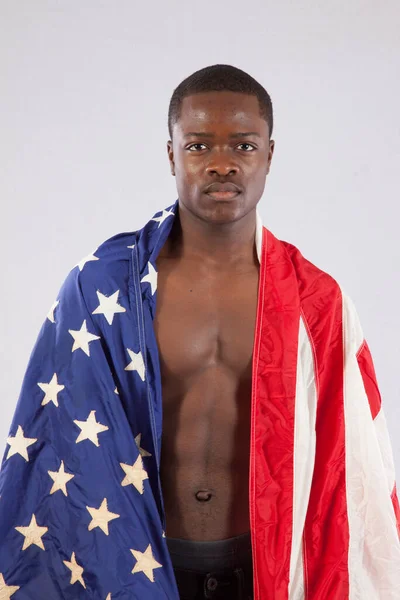 Hombre Negro Guapo Con Pecho Desnudo Una Bandera Americana Envuelta —  Fotos de Stock