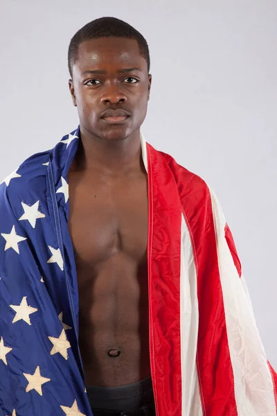 Hombre Negro Guapo Con Pecho Desnudo Una Bandera Americana Envuelta —  Fotos de Stock