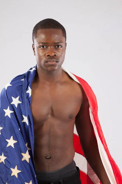 Hombre Negro Guapo Con Pecho Desnudo Una Bandera Americana Envuelta —  Fotos de Stock