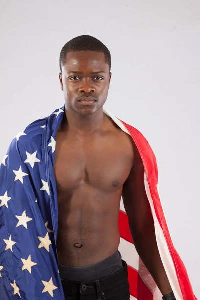 Hombre Negro Guapo Con Pecho Desnudo Una Bandera Americana Envuelta —  Fotos de Stock