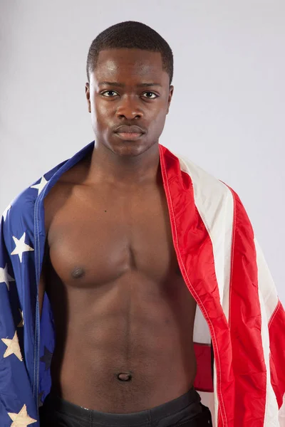 Hombre Negro Guapo Con Pecho Desnudo Una Bandera Americana Envuelta —  Fotos de Stock