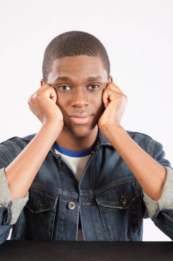 Yakışıklı siyah adam ciddi görünüyor.
