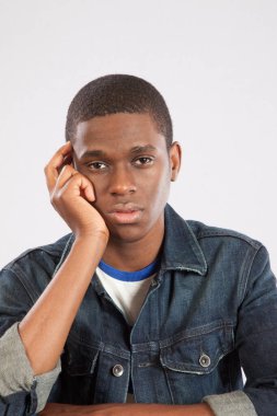 Düşünceli siyah adam düşünceli görünüyor.