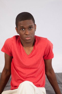 Düşünceli siyah adam sessizce oturuyor.