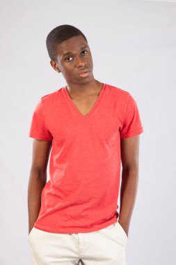 Düşünceli siyah adam düşünceli görünüyor.