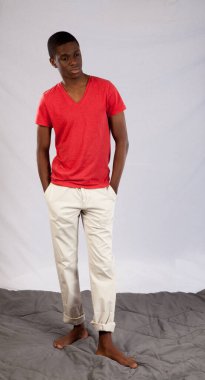 Düşünceli siyah adam düşünceli görünüyor.