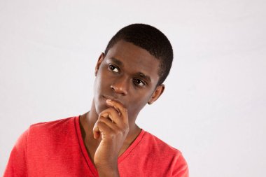 Düşünceli siyah adam düşünceli görünüyor.