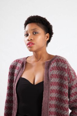 Güzel kadın düşünceli görünüyor.