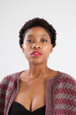 Güzel kadın düşünceli görünüyor.