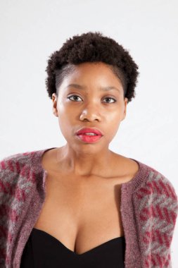 Güzel kadın düşünceli görünüyor.