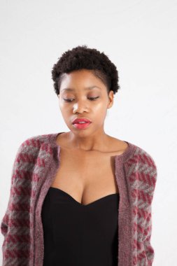 Güzel kadın düşünceli görünüyor.