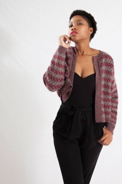 Güzel kadın düşünceli görünüyor.