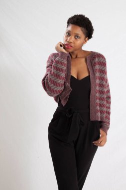 Güzel kadın düşünceli görünüyor.