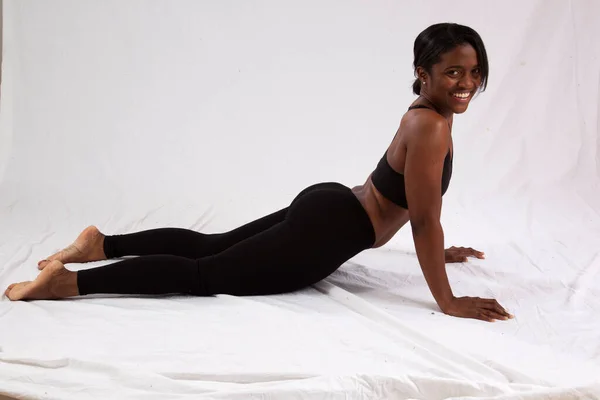 Onnellinen Musta Nainen Planking — kuvapankkivalokuva