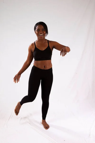 Mulher Negra Feliz Roupa Exercício Com Movimento — Fotografia de Stock