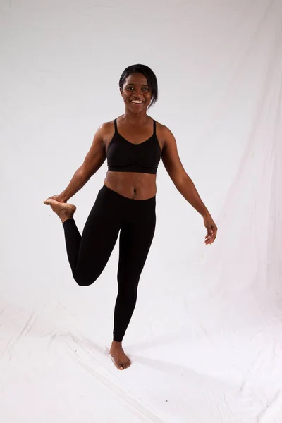 Mulher Negra Feliz Roupa Exercício Com Movimento — Fotografia de Stock