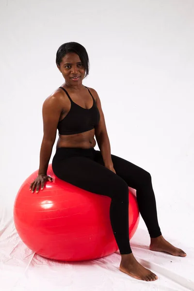 Mulher Negra Feliz Uma Bola Exercício — Fotografia de Stock