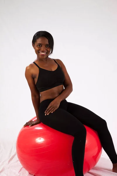 Mulher Negra Feliz Uma Bola Exercício — Fotografia de Stock