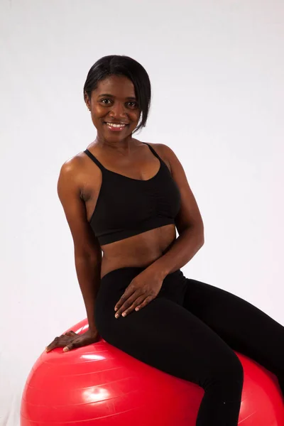 Mulher Negra Feliz Uma Bola Exercício — Fotografia de Stock