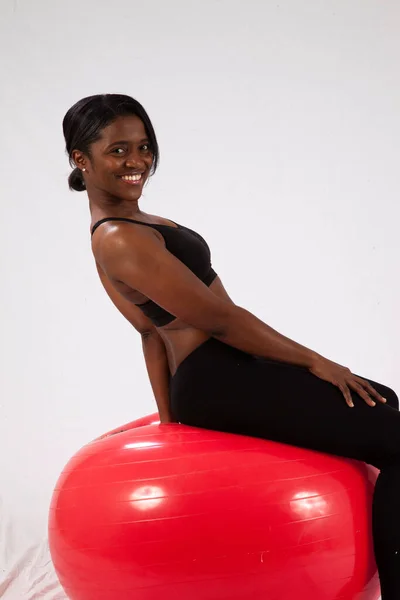 Mulher Negra Feliz Uma Bola Exercício — Fotografia de Stock