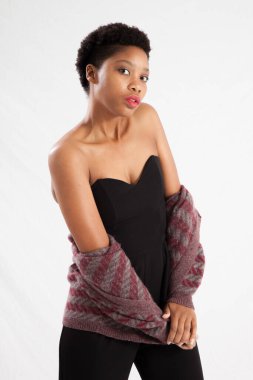 Güzel siyah kadın düşünceli görünüyor.