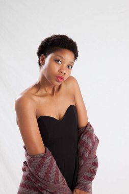 Güzel siyah kadın düşünceli görünüyor.