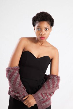 Güzel siyah kadın düşünceli görünüyor.