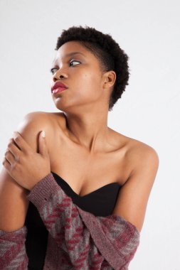 Güzel siyah kadın düşünceli görünüyor.