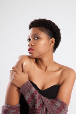 Güzel siyah kadın düşünceli görünüyor.