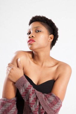 Güzel siyah kadın düşünceli görünüyor.