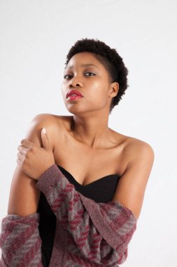 Güzel siyah kadın düşünceli görünüyor.