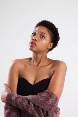 Güzel siyah kadın düşünceli görünüyor.