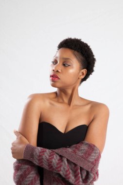 Güzel siyah kadın düşünceli görünüyor.