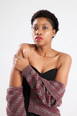Güzel siyah kadın düşünceli görünüyor.