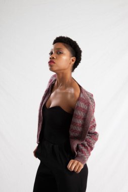 Güzel siyah kadın düşünceli görünüyor.