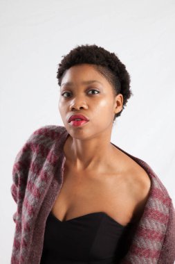 Güzel siyah kadın düşünceli görünüyor.