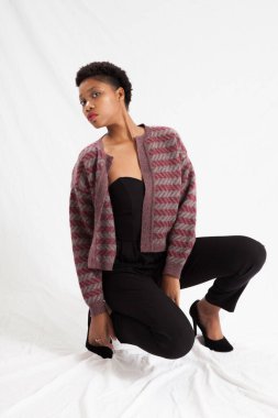 Güzel siyah kadın çömeliyor