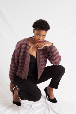 Güzel siyah kadın çömeliyor