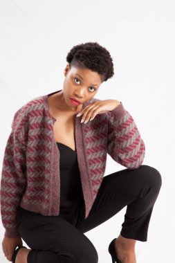 Güzel siyah kadın çömeliyor