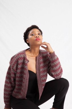 Güzel siyah kadın çömeliyor