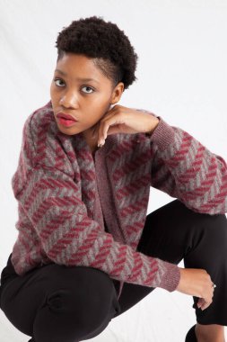 Güzel siyah kadın çömeliyor