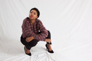 Güzel siyah kadın çömeliyor