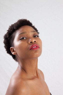 Güzel siyah kadın düşünceli görünüyor.