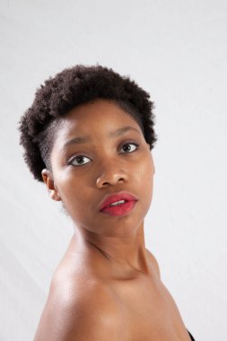 Güzel siyah kadın düşünceli görünüyor.