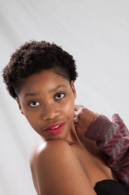 Güzel siyah kadın düşünceli görünüyor.