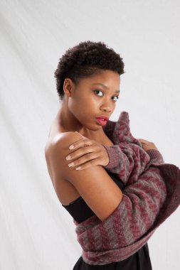 Güzel siyah kadın düşünceli görünüyor.