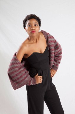 Güzel siyah kadın düşünceli görünüyor.