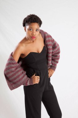 Güzel siyah kadın düşünceli görünüyor.